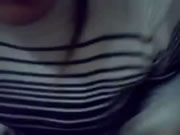 她吸吮我的睪丸並自慰我的雞巴時射臉上