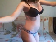 塞爾維亞少女穿著性感的黑色內衣挑逗你