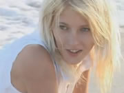 在海灘上與裸體金髮女郎見面