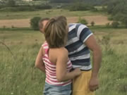 中年大叔與嫩妹在空地草地上享受一次美妙高潮