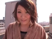 奶大臀圓的風騷輕熟女戶外狂晃