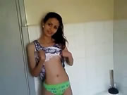 埃及淫女在公廁裡湧現她的身材私處